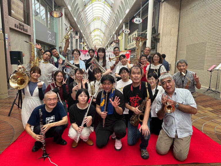 楽団れべま！の練習会。管楽器を持ったメンバーの集合写真